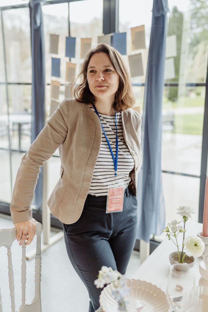 Portrait d'Alexandra — wedding planner passionnée en Bretagne, au service de vos mariages