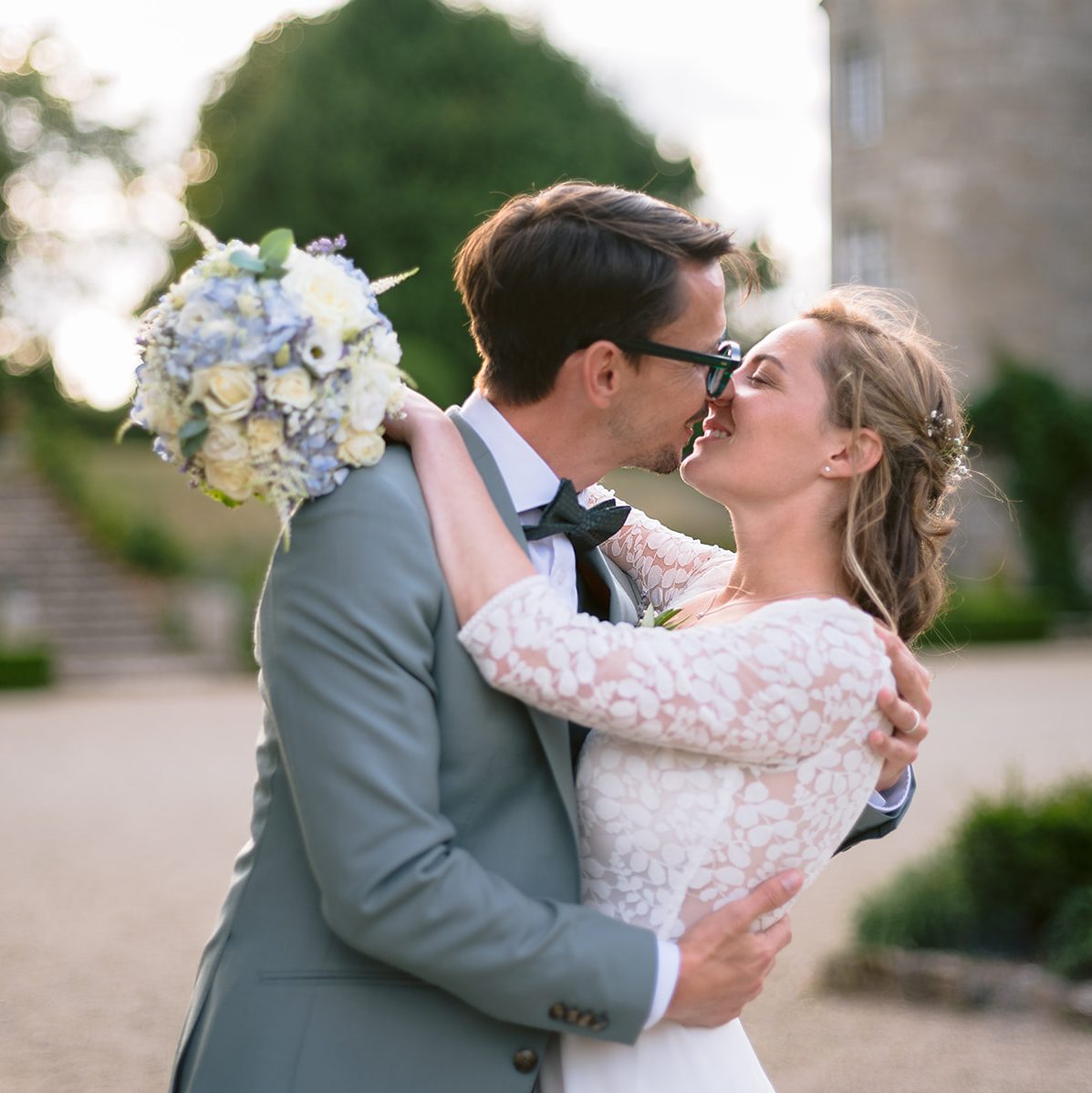 Mariés romantiques au Château de Kergrist — mariage élégant et féerique en Bretagne