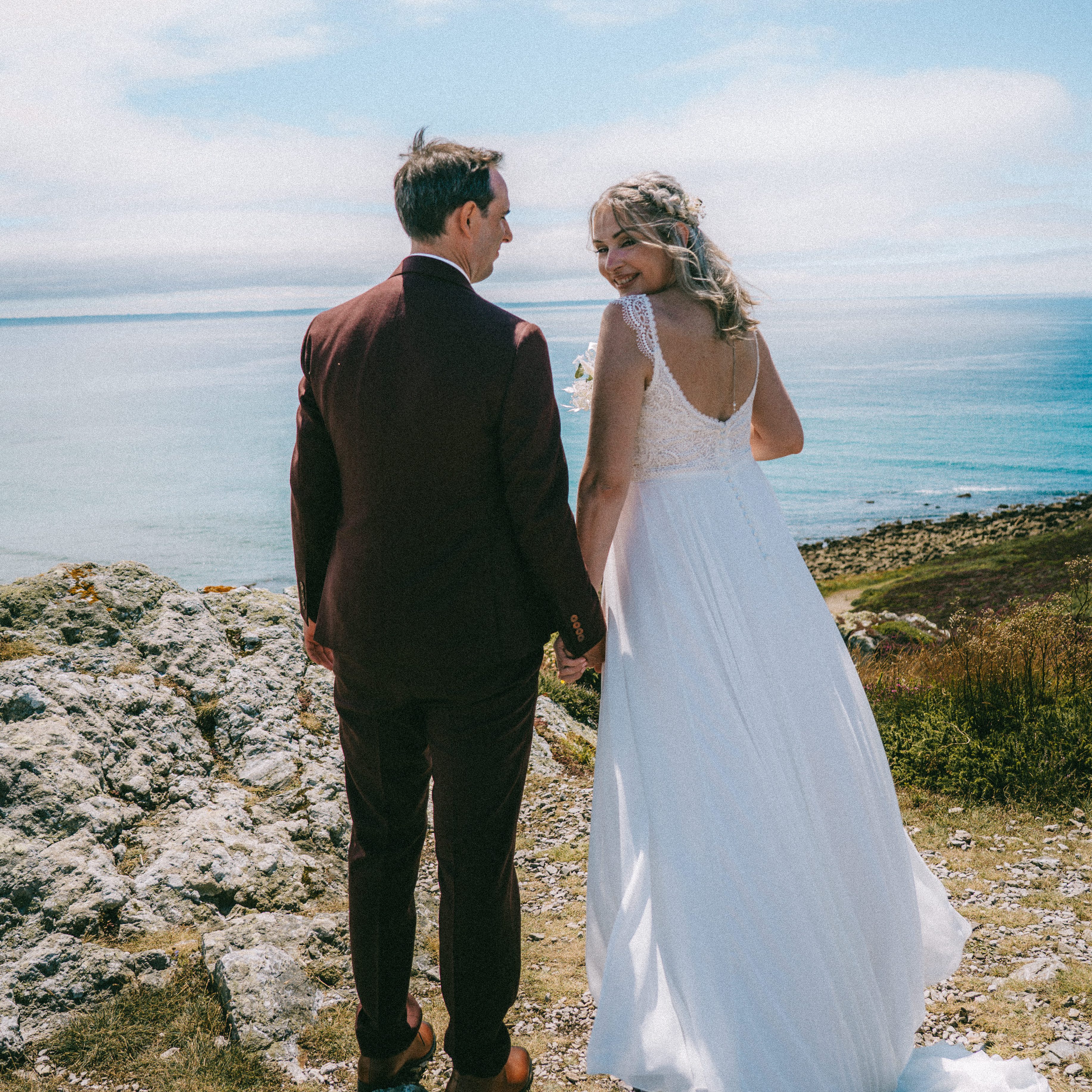 Mariage en Bretagne — mariés sur la presqu’île de Crozon entre mer et falaises
