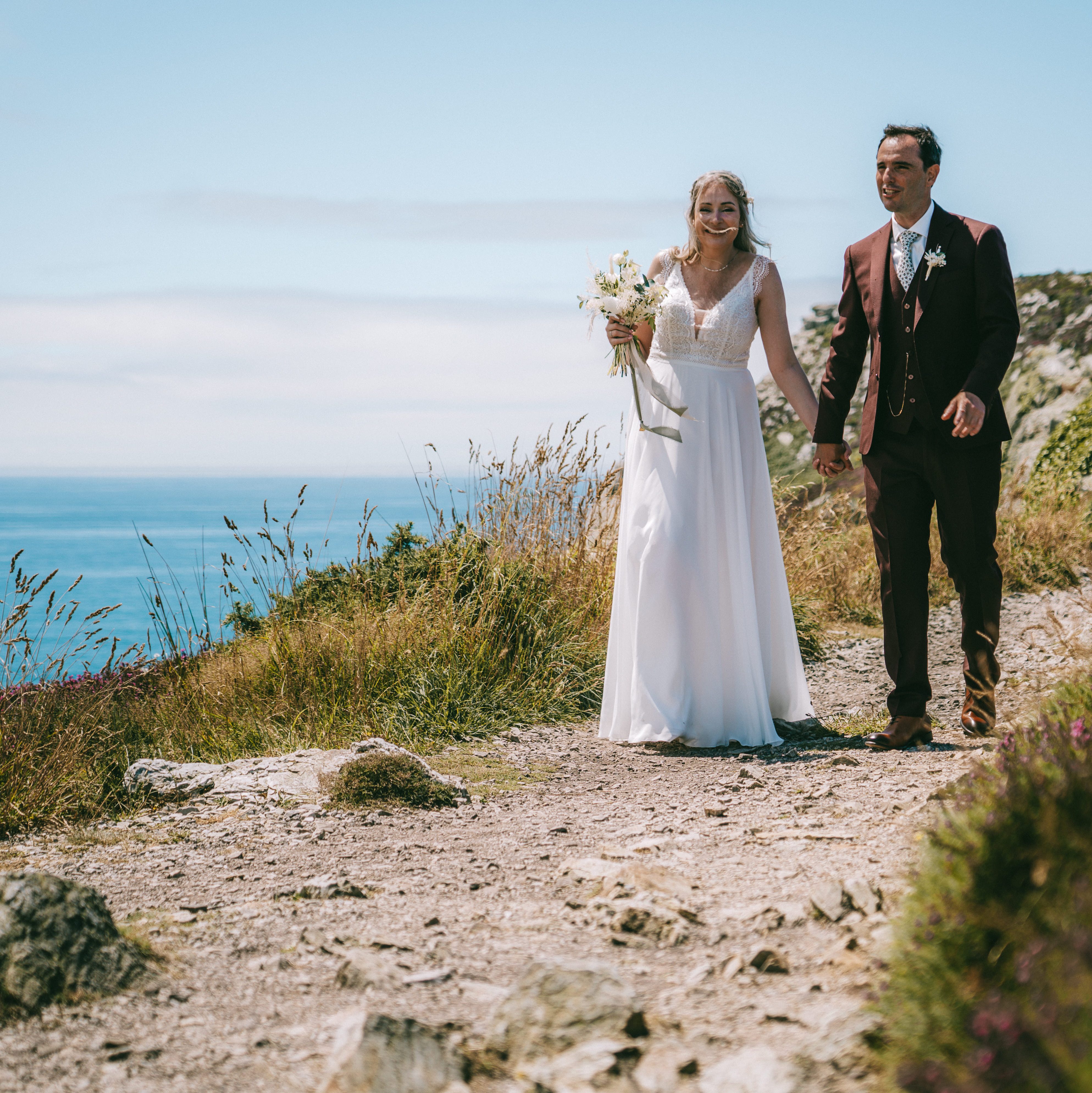 Portrait de couple sur les falaises de Crozon — paysage sauvage et horizon marin pour un mariage féerique