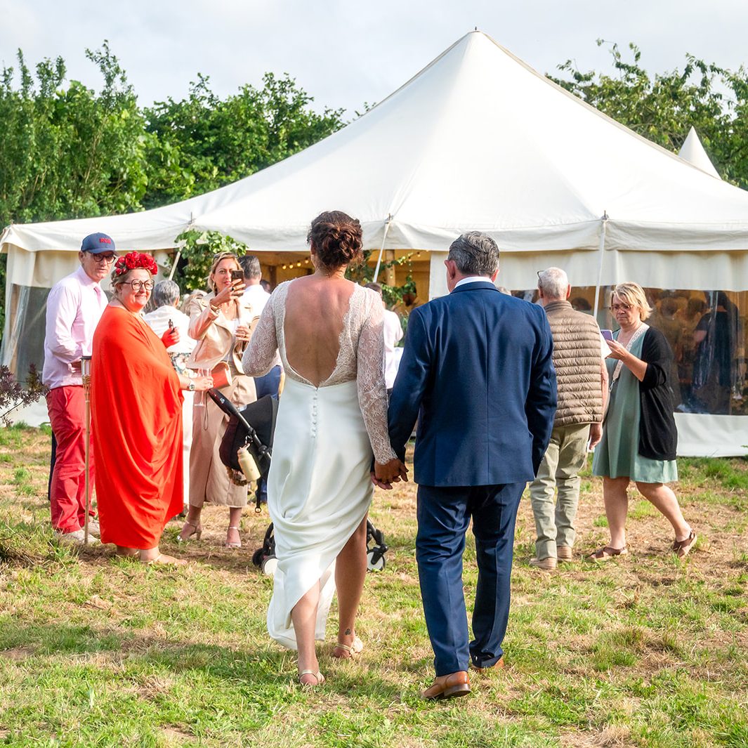Révélation de la décoration de mariage — ambiance jardin chic et conviviale pour les mariés
