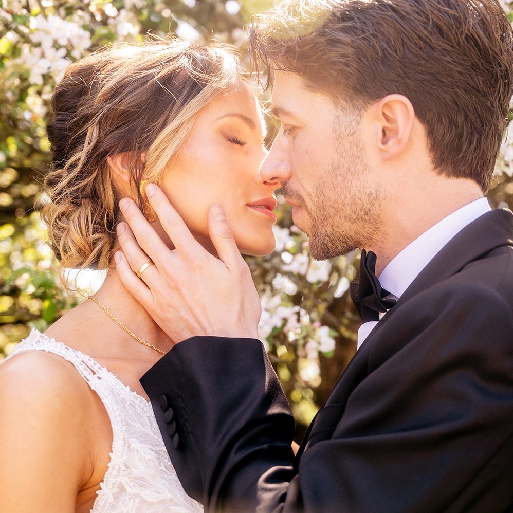 Mariés enlacés et s’embrassant avec douceur — moment magique du grand jour