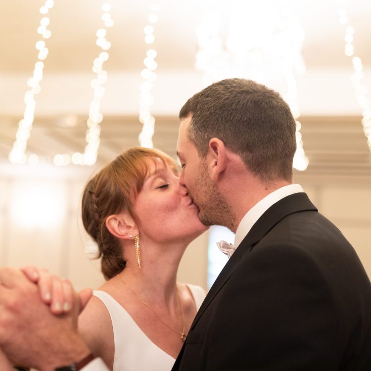 Mariés en plein baiser sur la piste de danse — émotions et complicité capturées